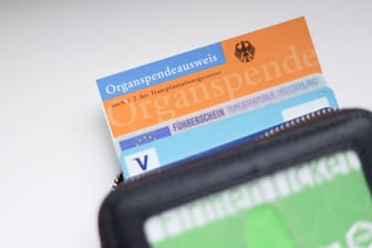 Ein Organspendeausweis im Geldbeutel (Symbolbild): In Bayern ist die Zahl der Organspender weiterhin zu niedrig.