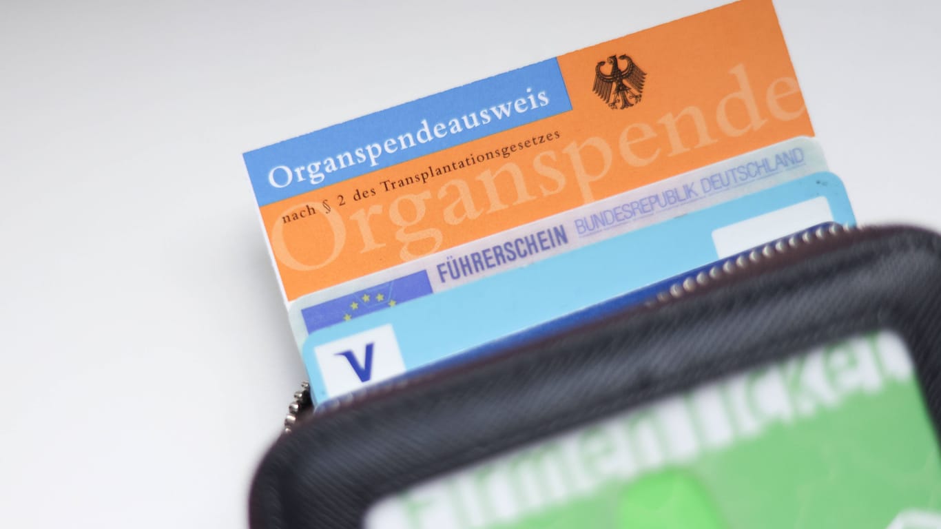 Ein Organspendeausweis im Geldbeutel (Symbolbild): In Bayern ist die Zahl der Organspender weiterhin zu niedrig.