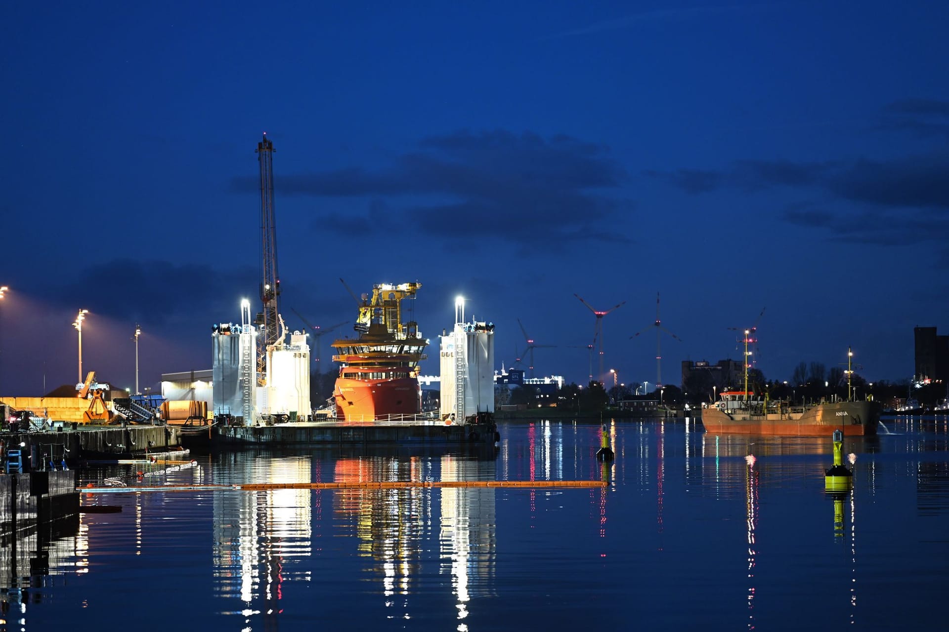 Das Bergungsunternehmen beginnt mit der Bergung des gesunkenen Frachters "Sabine": Das Schiff war Anfang Oktober im Emder Hafen gesunken.