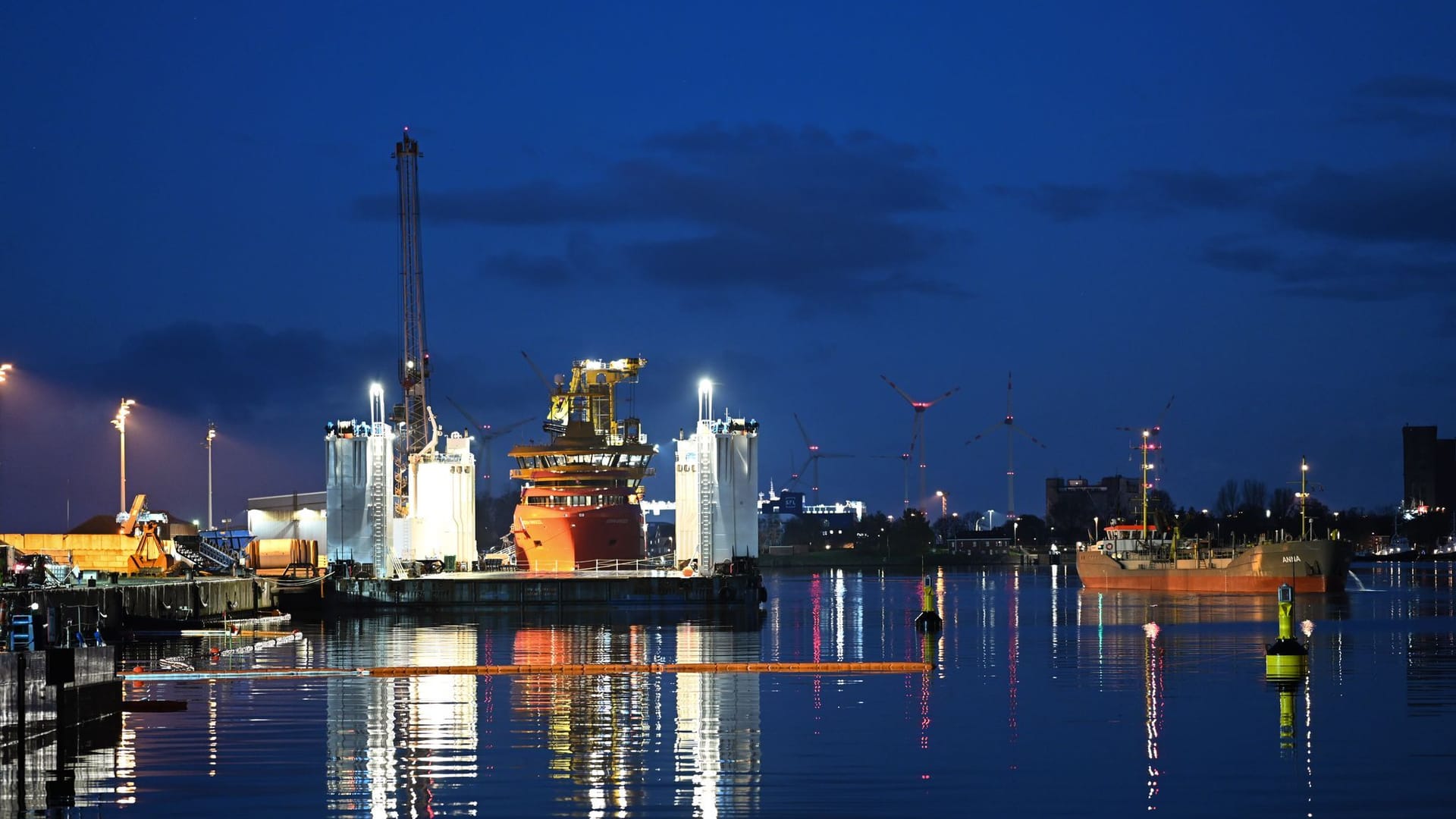 Das Bergungsunternehmen beginnt mit der Bergung des gesunkenen Frachters "Sabine": Das Schiff war Anfang Oktober im Emder Hafen gesunken.