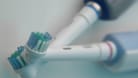 Zwei elektrische Zahnbürsten (Symbolbild): Die Polizei hat bei einer Routinekontrolle zahlreiche geklaute Zahnbürsten gefunden und wurde so auf einen Einbruch aufmerksam.