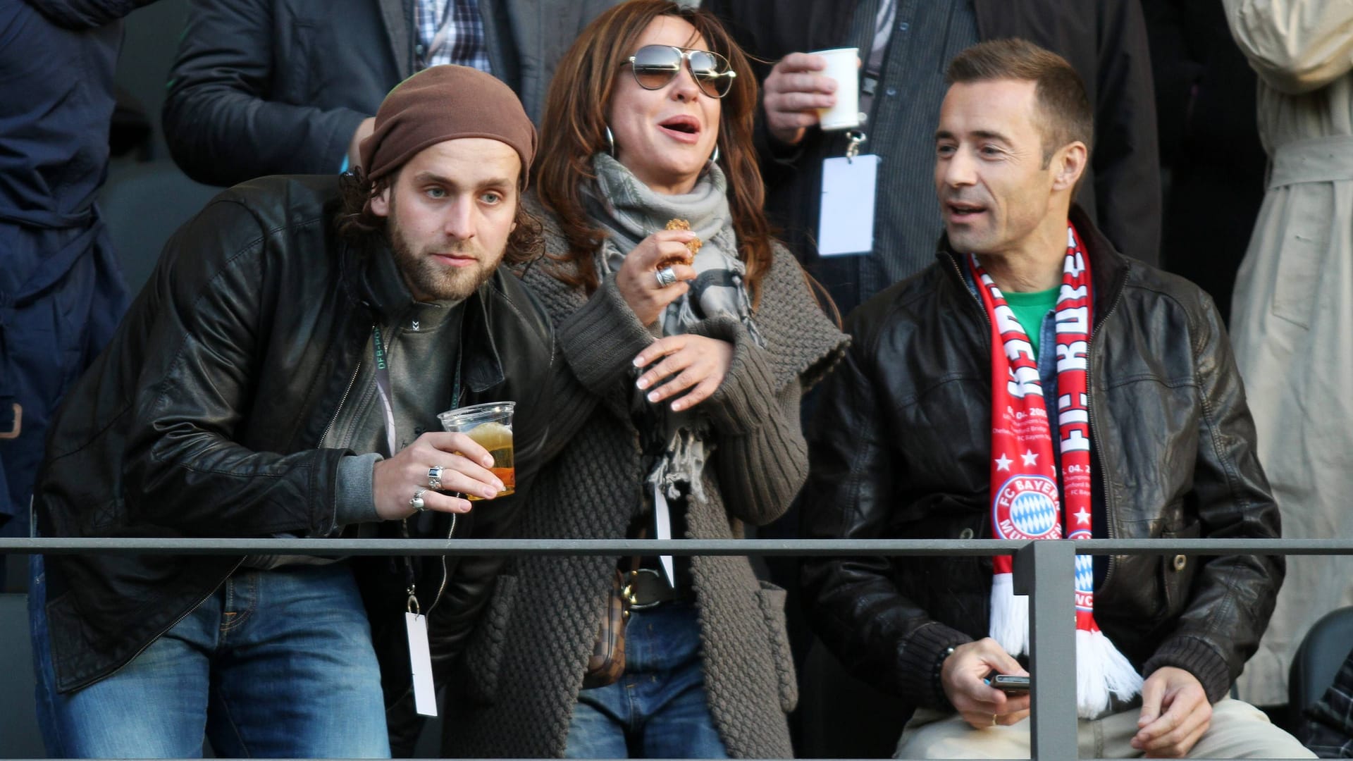 Mai 2012: Handballstar Silvio Heinevetter, Schauspielerin Simone Thomalla und Moderator Kai Pflaume sehen im Berliner Olympiastadion das DFB-Pokalfinale zwischen FC Bayern München und Borussia Dortmund.