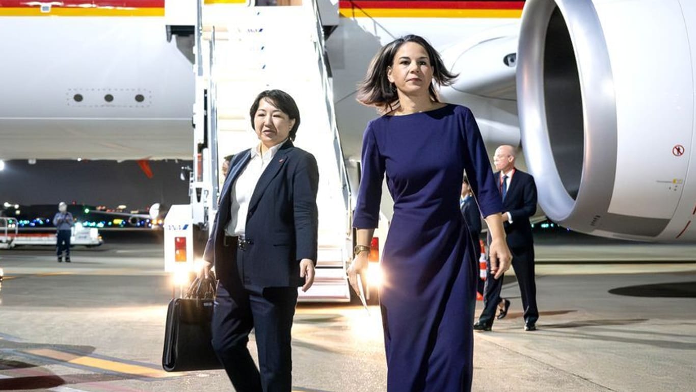 G7-Treffen in Japan: Annalena Baerbock steigt am Flughafen Tokyo-Haneda aus dem Flugzeug.