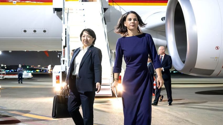 G7-Treffen in Japan: Annalena Baerbock steigt am Flughafen Tokyo-Haneda aus dem Flugzeug.