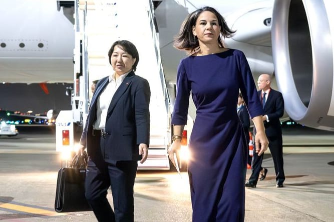 G7-Treffen in Japan: Annalena Baerbock steigt am Flughafen Tokyo-Haneda aus dem Flugzeug.