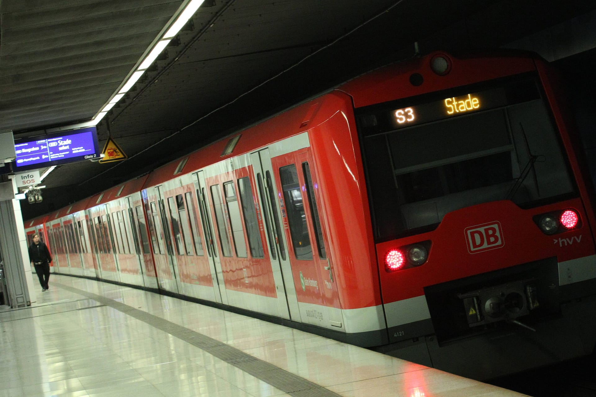 Eine S-Bahn der Linie S3 hält im Bahnhof Landungsbrücken (Archivbild): Diese Station ist Teil des Citytunnels.