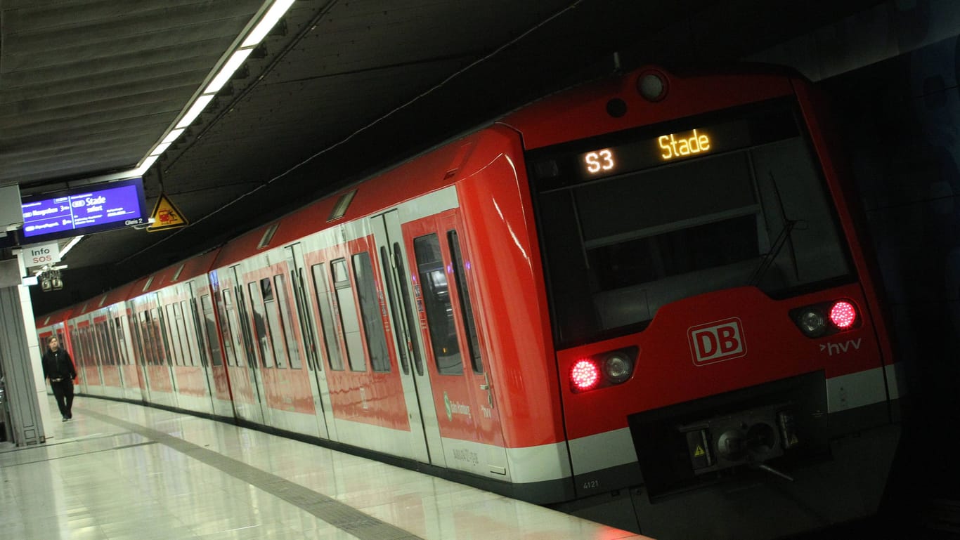 Eine S-Bahn der Linie S3 hält im Bahnhof Landungsbrücken (Archivbild): Diese Station ist Teil des Citytunnels.