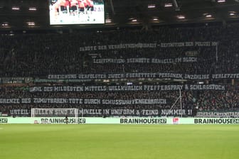 Im Ton vergriffen: Die Banner der Hannover-Fans beim Spiel gegen Hertha BSC.