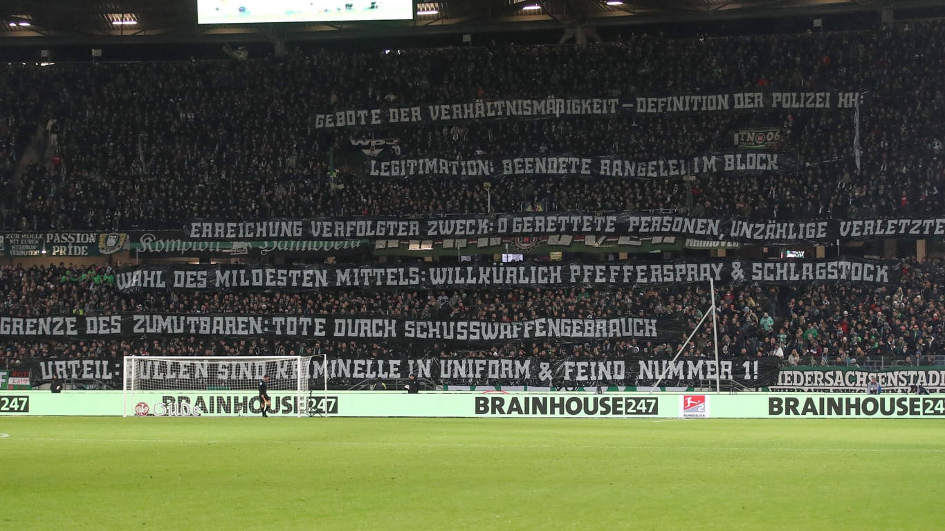 Im Ton vergriffen: Die Banner der Hannover-Fans beim Spiel gegen Hertha BSC.