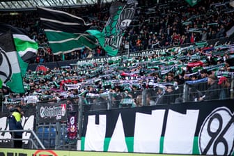Fans von Hannover 96 (Archivbild): Schon im Vorfeld gibt es Zoff.