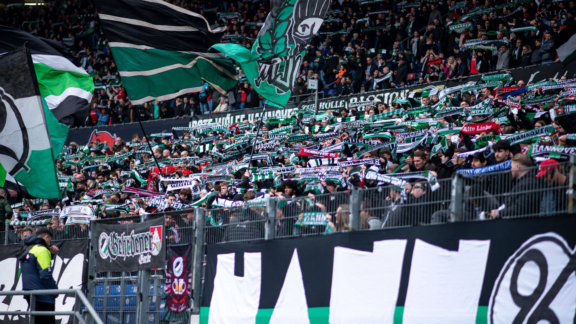 Fans von Hannover 96 (Archivbild): Schon im Vorfeld gibt es Zoff.