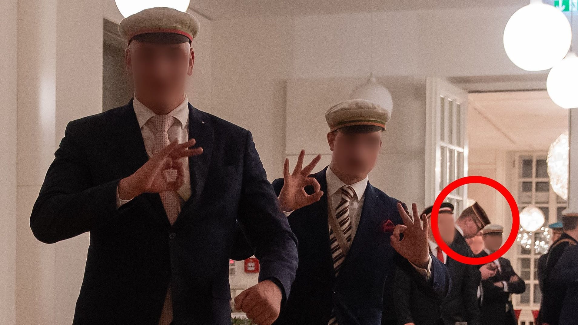 Rechtsextreme im Landtag: Als im Juni auf AfD-Einladung Burschenschaftler Gast waren und das "White Power"-Zeichen in die Kamera zeigten, war Halemba (im Kreis) auch dabei. Heute ist er dort Abgeordneter.