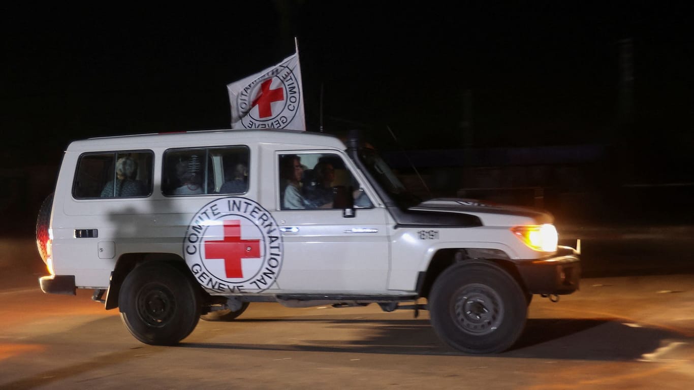 Jeep des Roten Kreuzes am Grenzübergang Rafah: Das Fahrzeug soll zu dem Konvoi gehören, mit dem die freigelassenen Geiseln aus dem Gazastreifen transportiert werden.