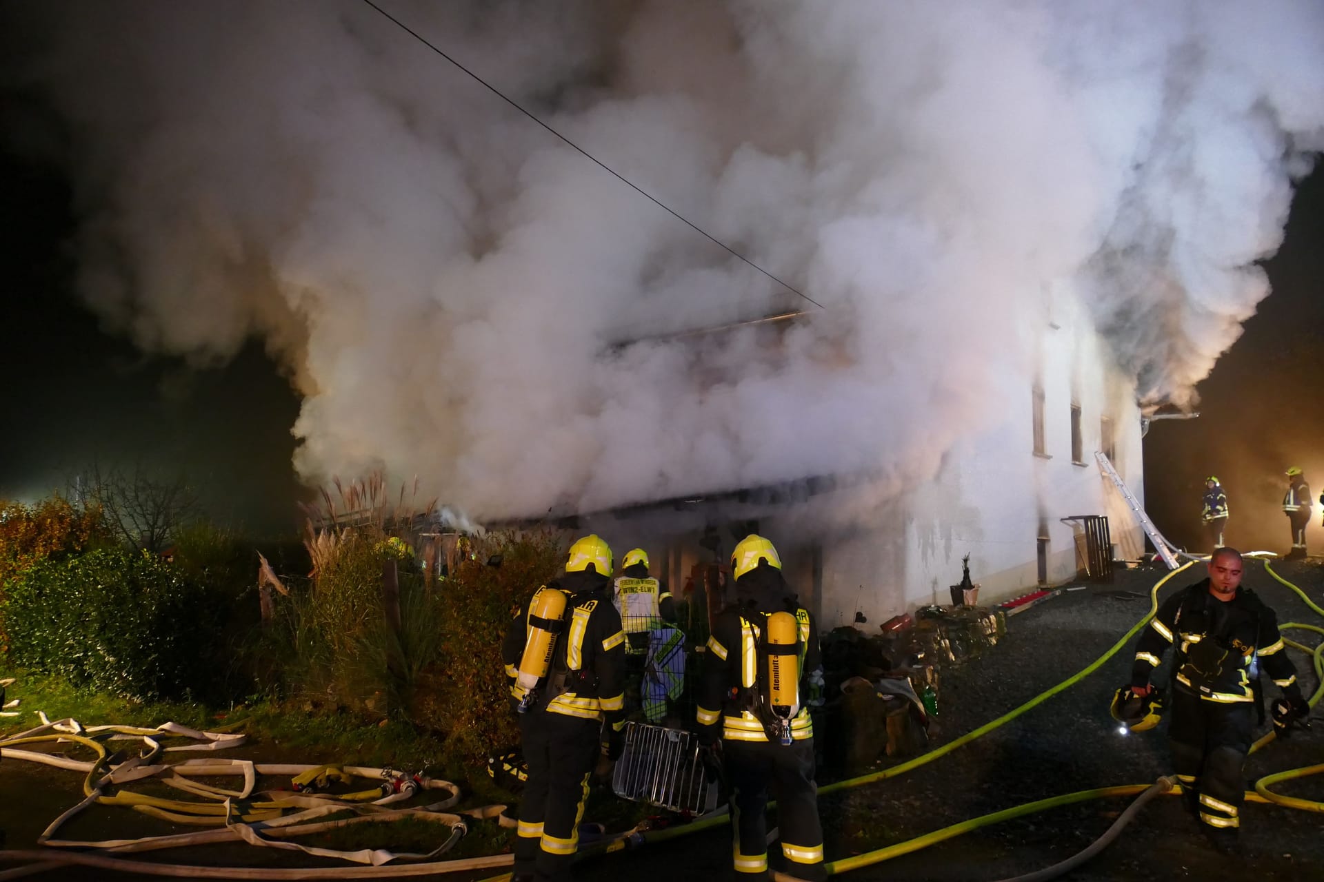 Die Feuerwehr vor Ort: Aus dem Gebäude drang eine dichte Rauchwolke.