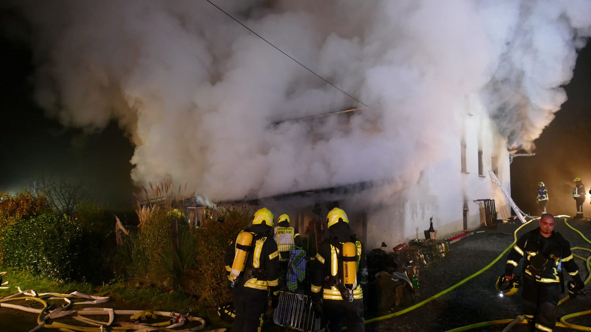 Die Feuerwehr vor Ort: Aus dem Gebäude drang eine dichte Rauchwolke.