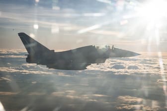 Eurofighter bei einem Begleitflug des Bundeskanzlers (Symbolfoto): In den kommenden Tagen sind sie öfters über NRW zu hören.