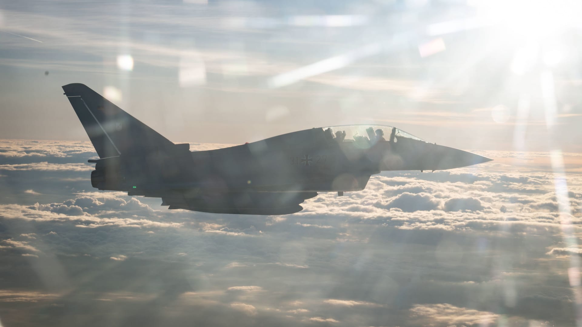 Eurofighter bei einem Begleitflug des Bundeskanzlers (Symbolfoto): In den kommenden Tagen sind sie öfters über NRW zu hören.