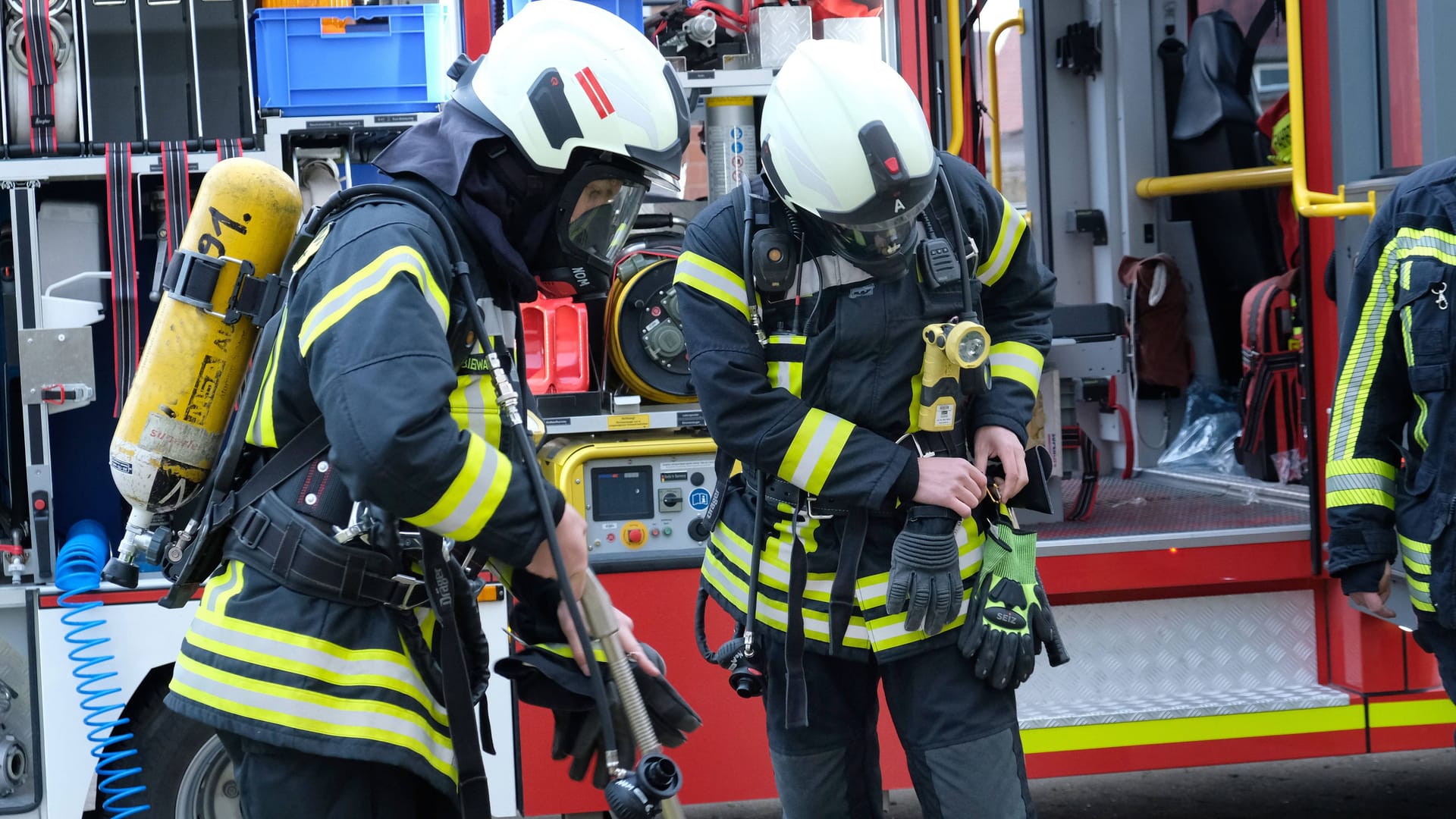 Feuerwehrleute in Aktion (Symbolbild): Als die Einsatzkräfte eintrafen, stand das Haus bereits in Flammen.