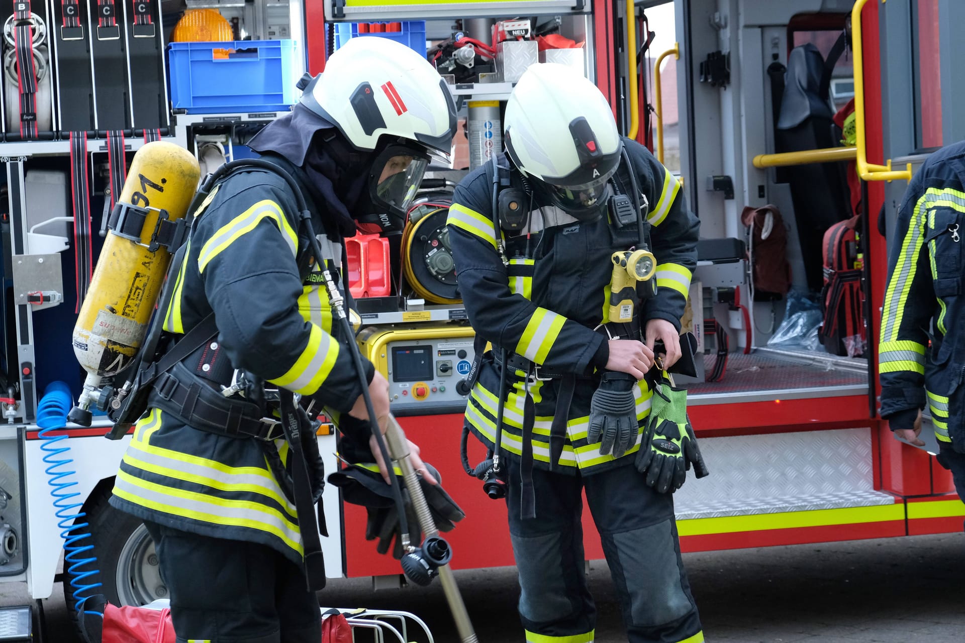 Feuerwehrleute in Aktion (Symbolbild): Als die Einsatzkräfte eintrafen, stand das Haus bereits in Flammen.