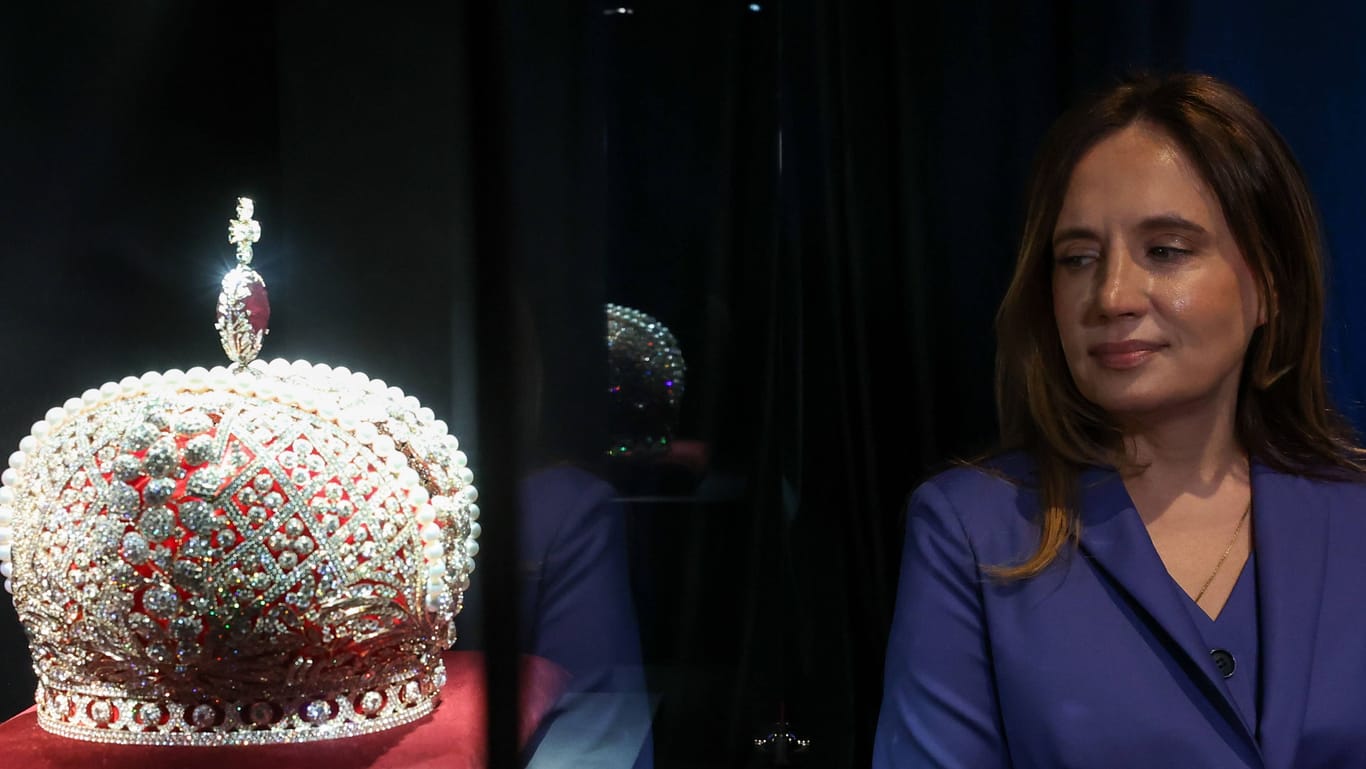Irina Morozovskaya, Chefin des russischen Diamantenproduzenten Alrosaneben einer Replik der großen imperialen Krone Russlands (Archivbild): Der Konzern hat mit China bereits einen neuen Absatzmarkt erschlossen.
