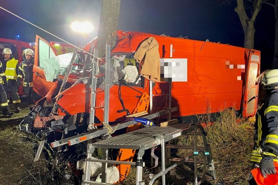 Feuerwehrleute schnitten den Unglücksfahrer aus dem Wrack: Der Notarzt konnte nichts mehr für ihn tun.