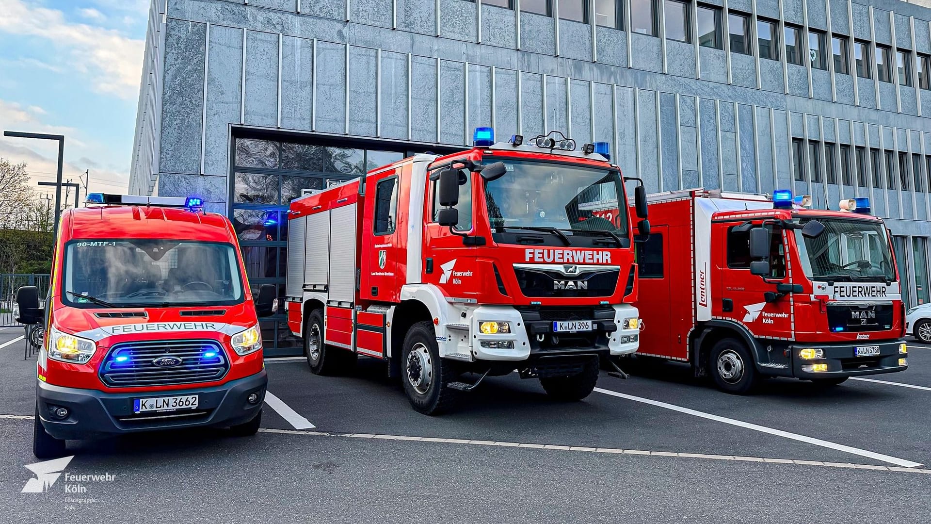 Die Einsatzfahrzeuge der Löschgruppe Kalk vor Ihrem Gerätehaus an der Gummersbacher Straße.