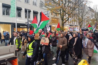 Pro-Palästinensische Demonstranten in Düsseldorf: Teilnehmer schwenken die Flagge der palästinensischen Gebiete und fordern "Free Palaestine"