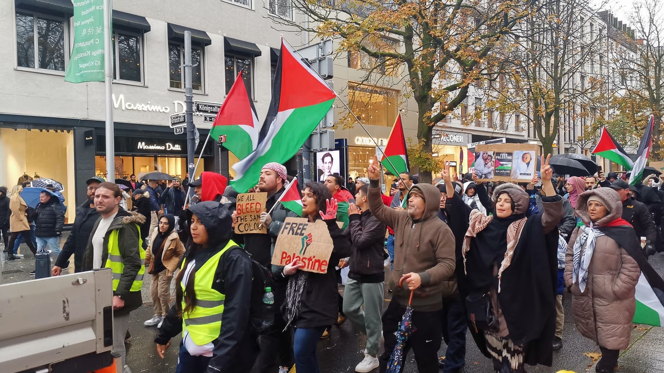 Pro-Palästinensische Demonstranten in Düsseldorf: Teilnehmer schwenken die Flagge der palästinensischen Gebiete und fordern "Free Palaestine"