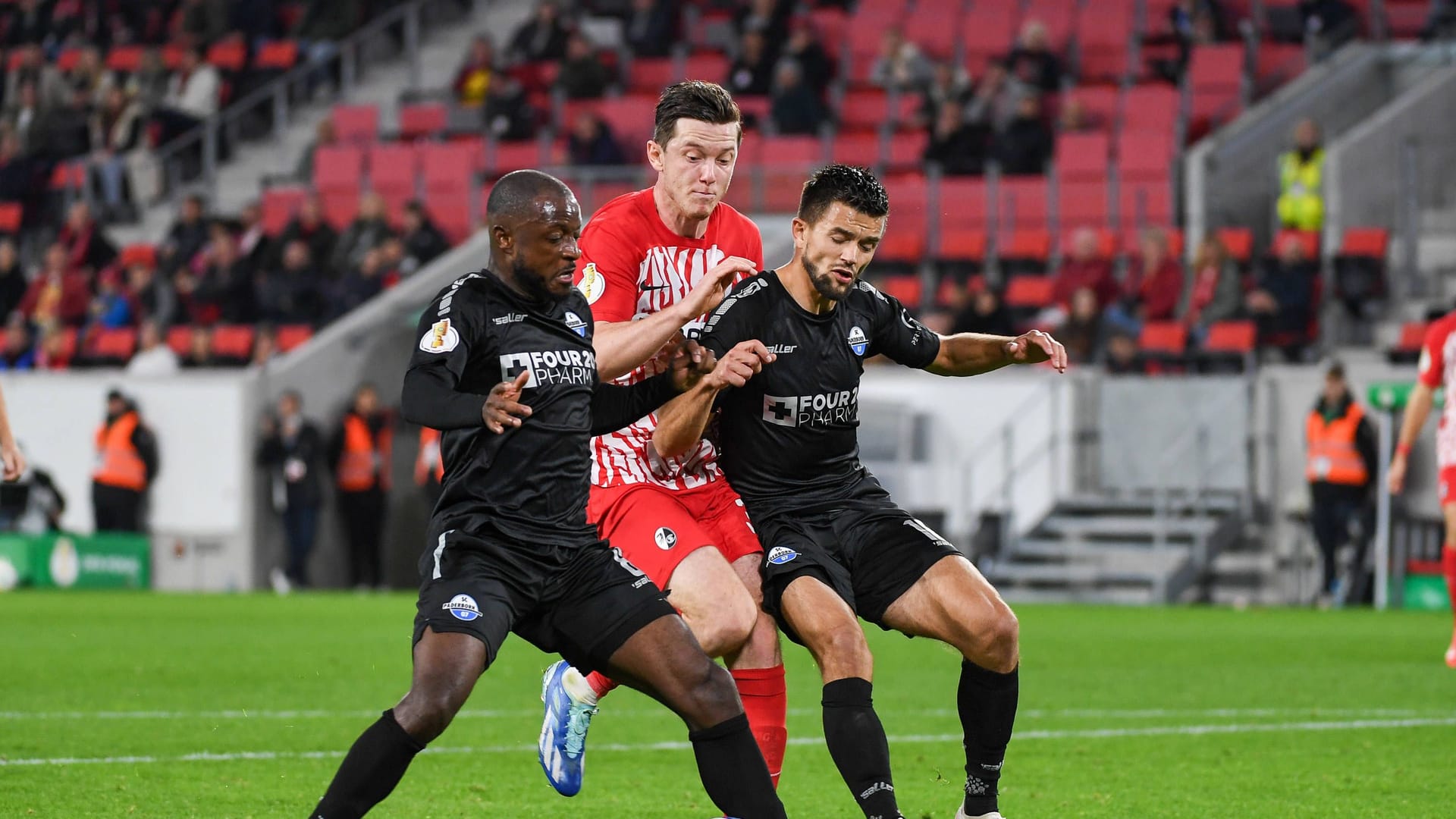 Kein Durchkommen: Michael Gregoritsch (m.) und der SC Freiburg taten sich gegen Paderborn schwer.