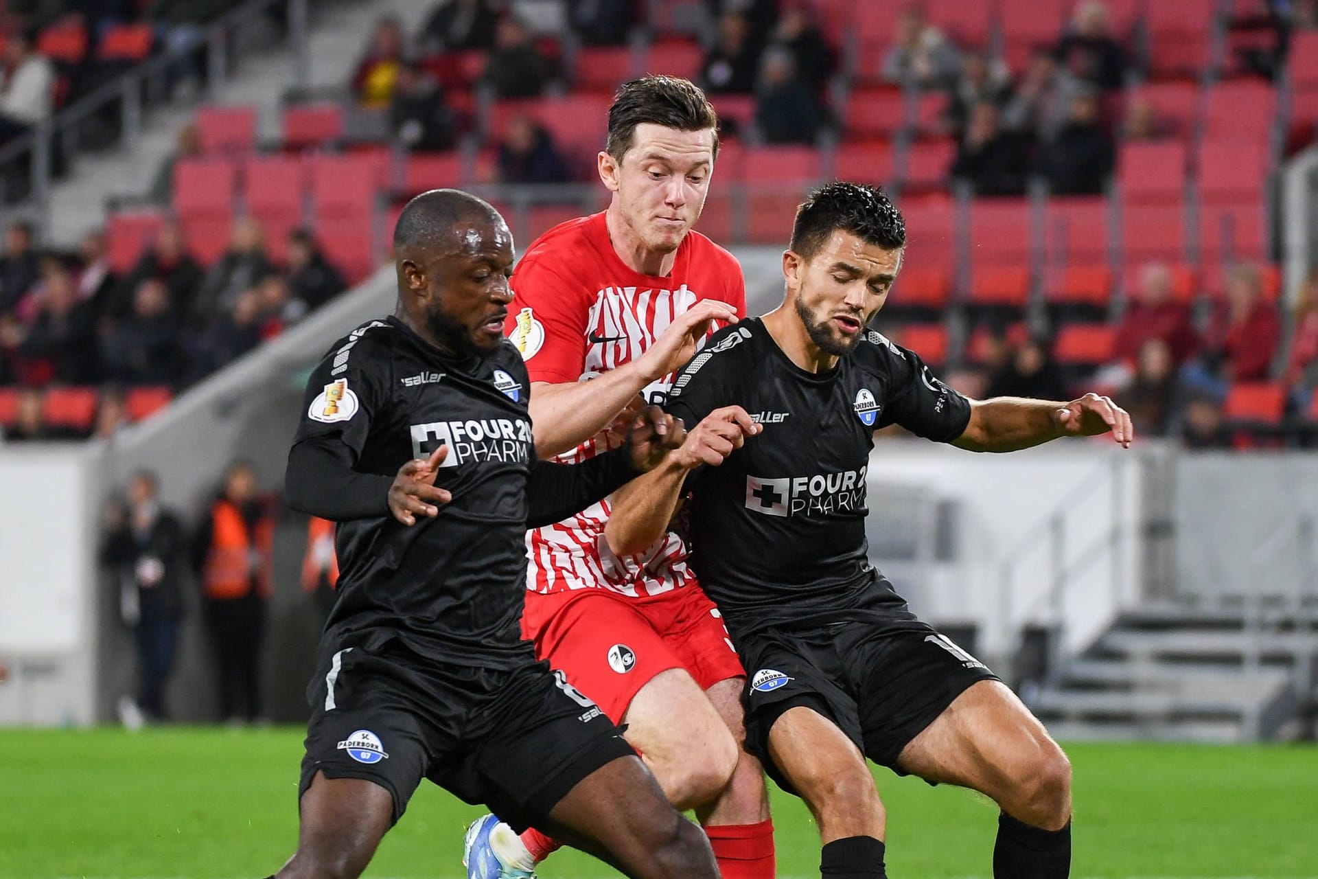 Kein Durchkommen: Michael Gregoritsch (m.) und der SC Freiburg taten sich gegen Paderborn schwer.