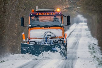 Ein Schneepflug räumt eine Straße (Symbolfoto): Schneefall und Glatteis behinderte insbesondere am Dienstag und Mittwoch den Verkehr in Norddeutschland.