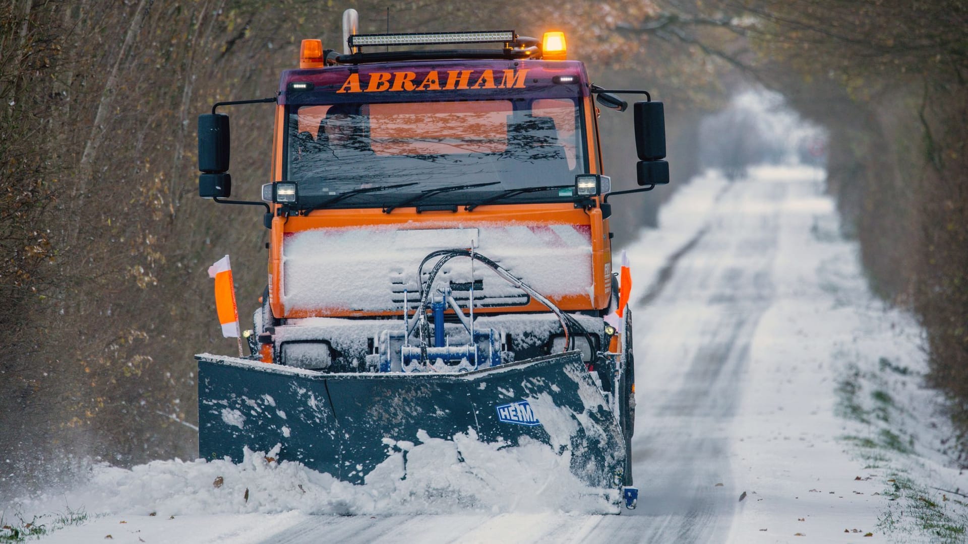 Ein Schneepflug räumt eine Straße (Symbolfoto): Schneefall und Glatteis behinderte insbesondere am Dienstag und Mittwoch den Verkehr in Norddeutschland.