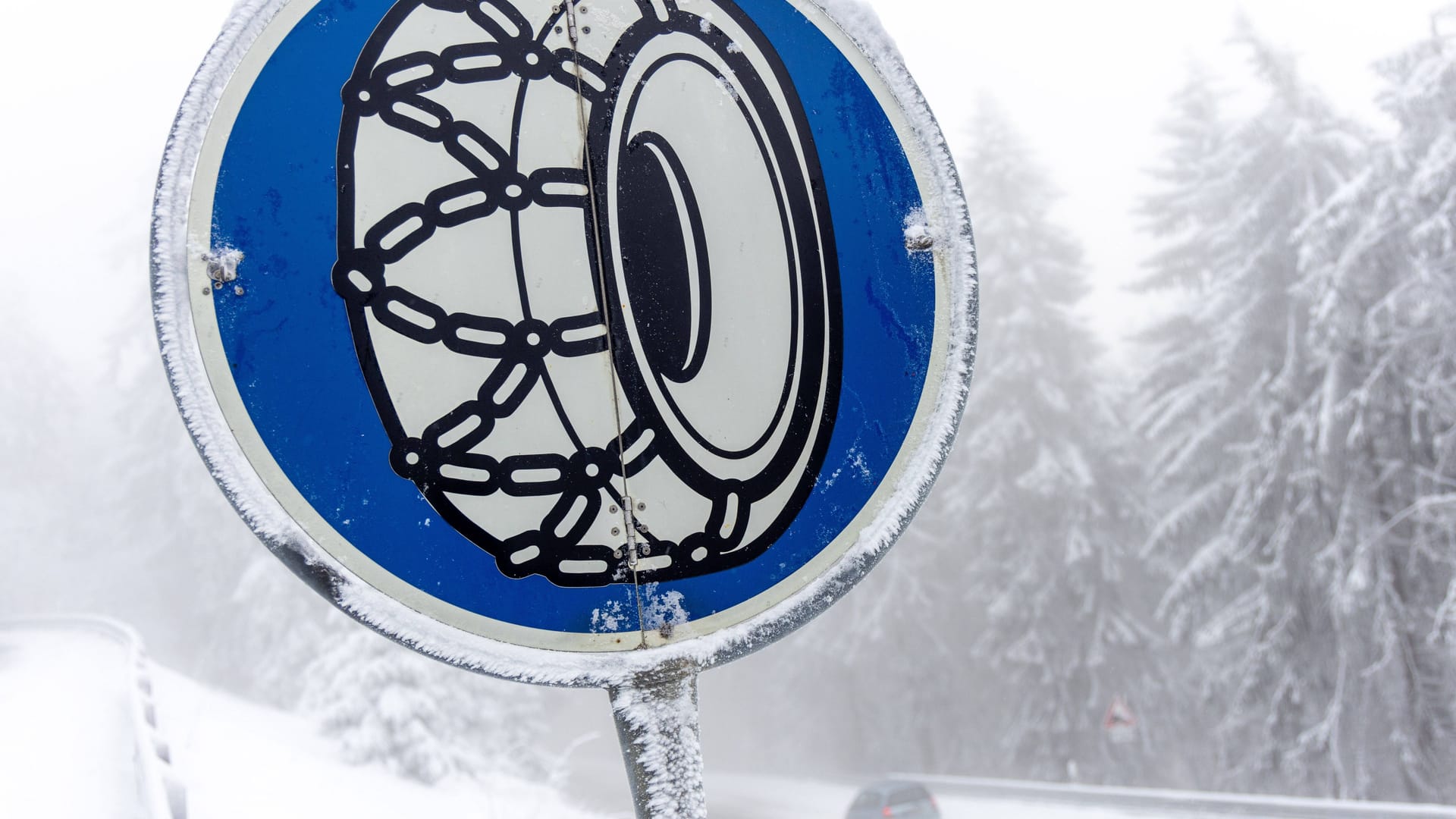 Weißes Rad auf blauem Grund: Hier sind Schneeketten vorgeschrieben.