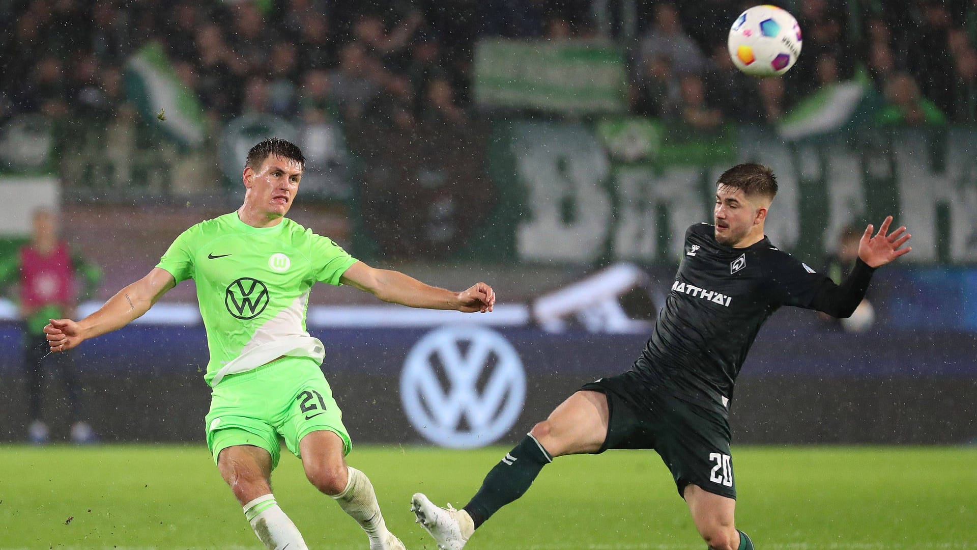 Joakim Maehle (links) gegen Romano Schmid: Im Wolfsburger Regen gab es keine Sieger. Joakim Maehle (links) gegen Romano Schmid: Im Wolfsburger Regen gab es keine Sieger.