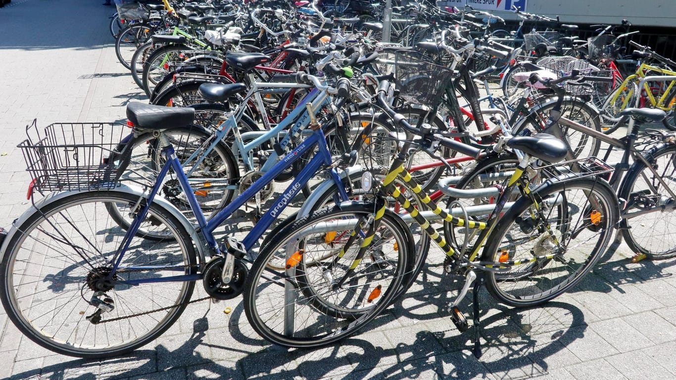 Fahrräder in Hannover (Archivbild): Wer sein Rad reparieren lassen will, kann diese nicht mehr im Radhaus Schauerte tun.