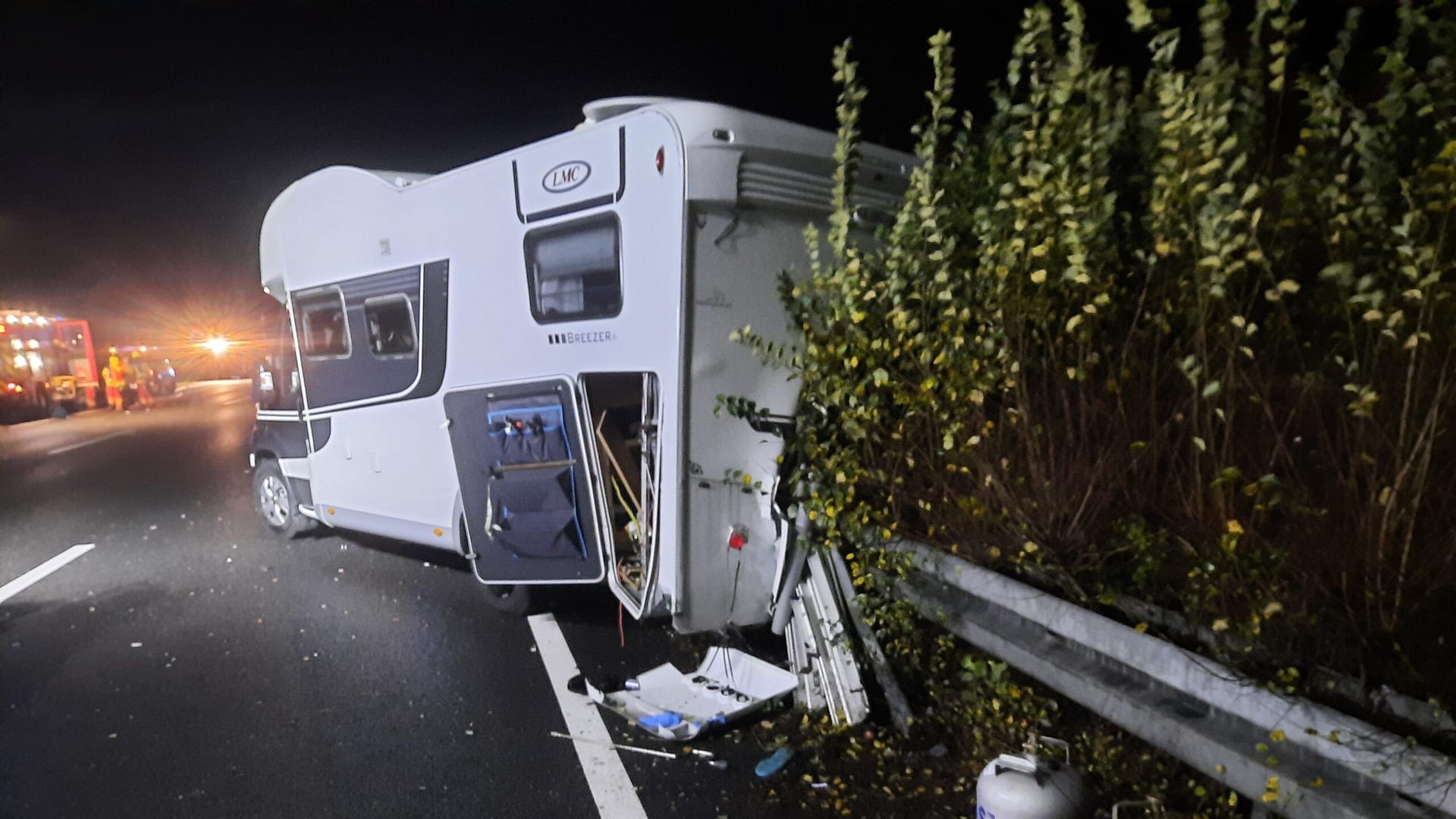 Das Wohnmobil in der Leitplane: Alle Unfallbeteiligten kamen in Krankenhäuser.