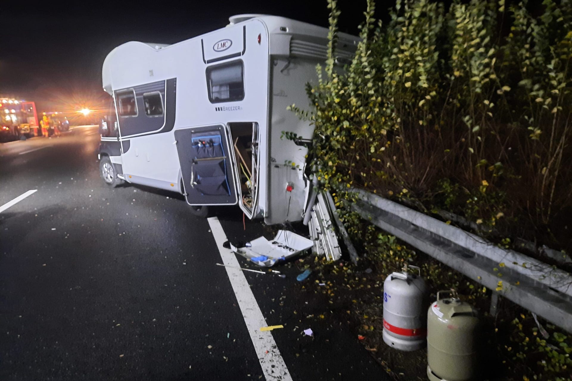 Das Wohnmobil in der Leitplane: Alle Unfallbeteiligten kamen in Krankenhäuser.