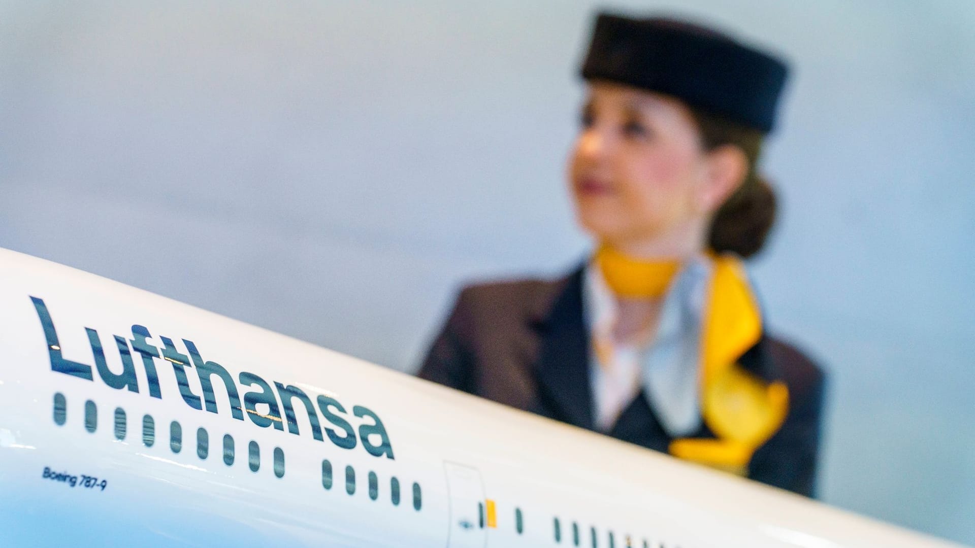 Lufthansa-Flugbegleiterin Lufthansa-Flugbegleiterin