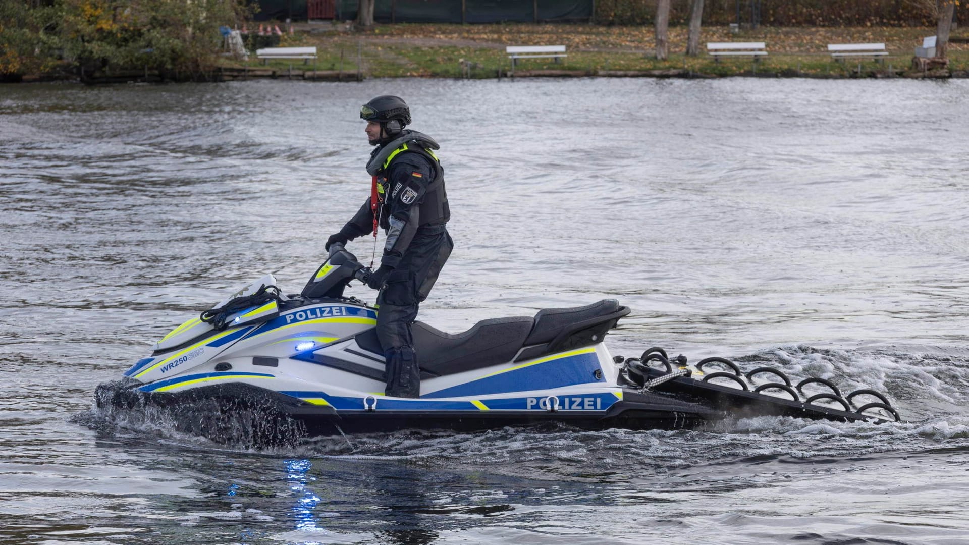 Watercraft der Wasserschutzpolizei bei der Übung in Berlin Watercraft der Wasserschutzpolizei bei der Übung in Berlin
