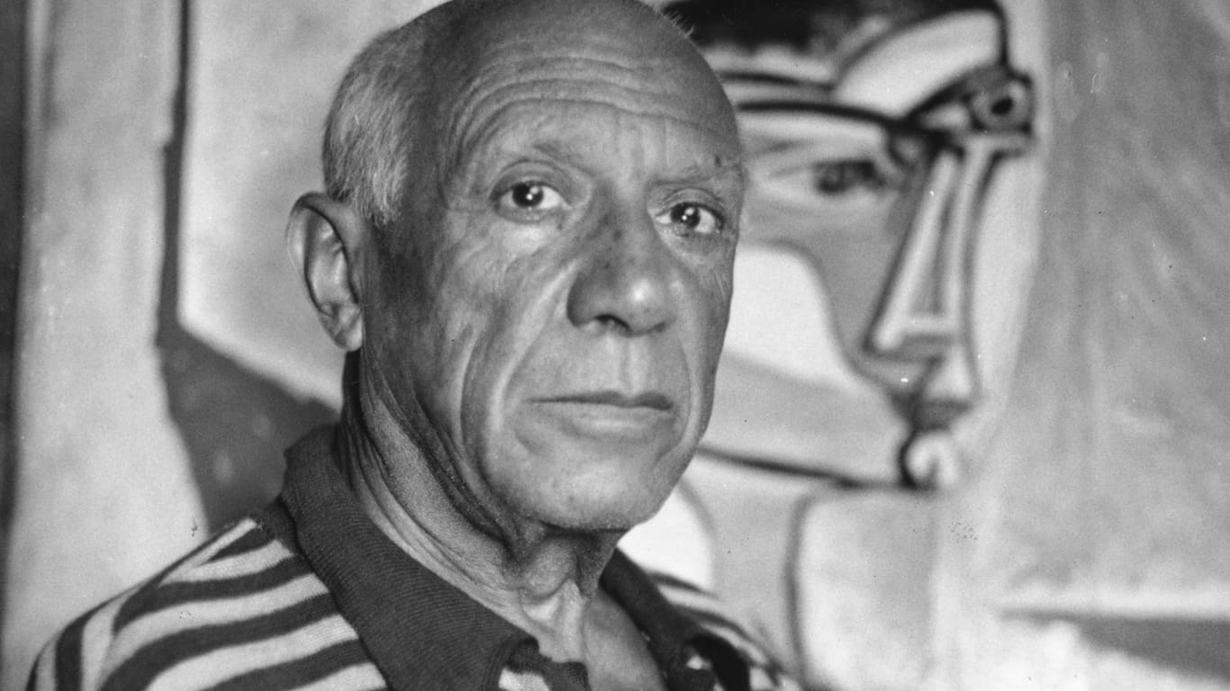 Picasso vor einem seiner Frauen-Porträts in seinem Atelier in seinem Haus in Cannes.