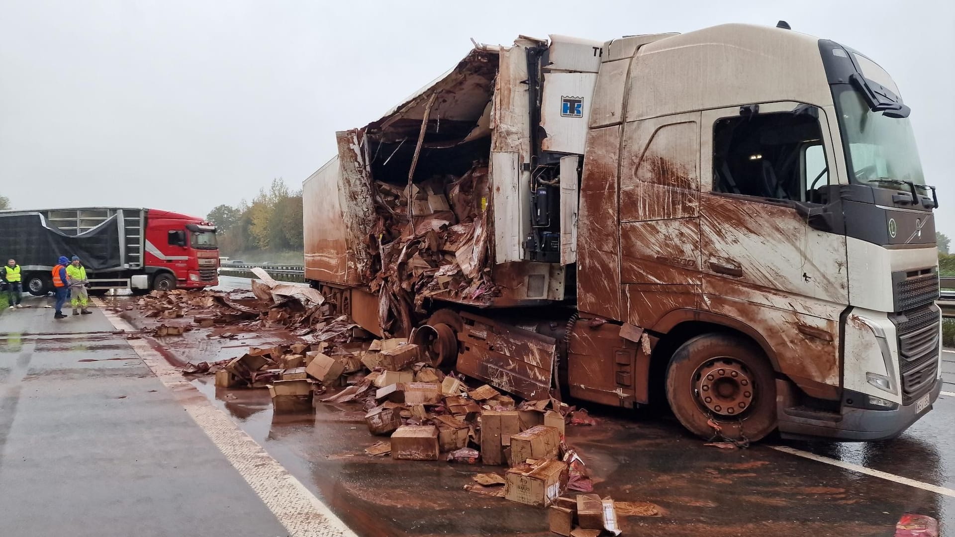 Lkw-Unfall auf der Autobahn 1: Ein Sattelzug hat einen Geflügellaster gerammt und seine Ladung Kakaopulver auf dem Asphalt verteilt Lkw-Unfall auf der Autobahn 1: Ein Sattelzug hat einen Geflügellaster gerammt und seine Ladung Kakaopulver auf dem Asphalt verteilt