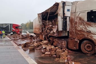 Lkw-Unfall auf der Autobahn 1: Ein Sattelzug hat einen Geflügellaster gerammt und seine Ladung Kakaopulver auf dem Asphalt verteilt