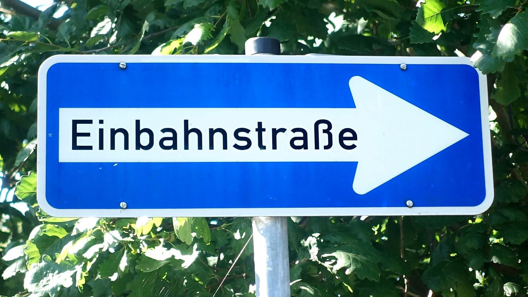 Einbahnstraße: Das Rückwärtsfahren ist hier generell nicht erlaubt. Allerdings gibt es zwei Ausnahmen.