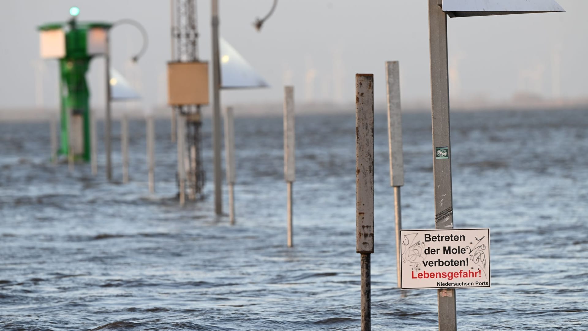 Wasser steht auf der Mole, das Betreten ist nicht mehr möglich.