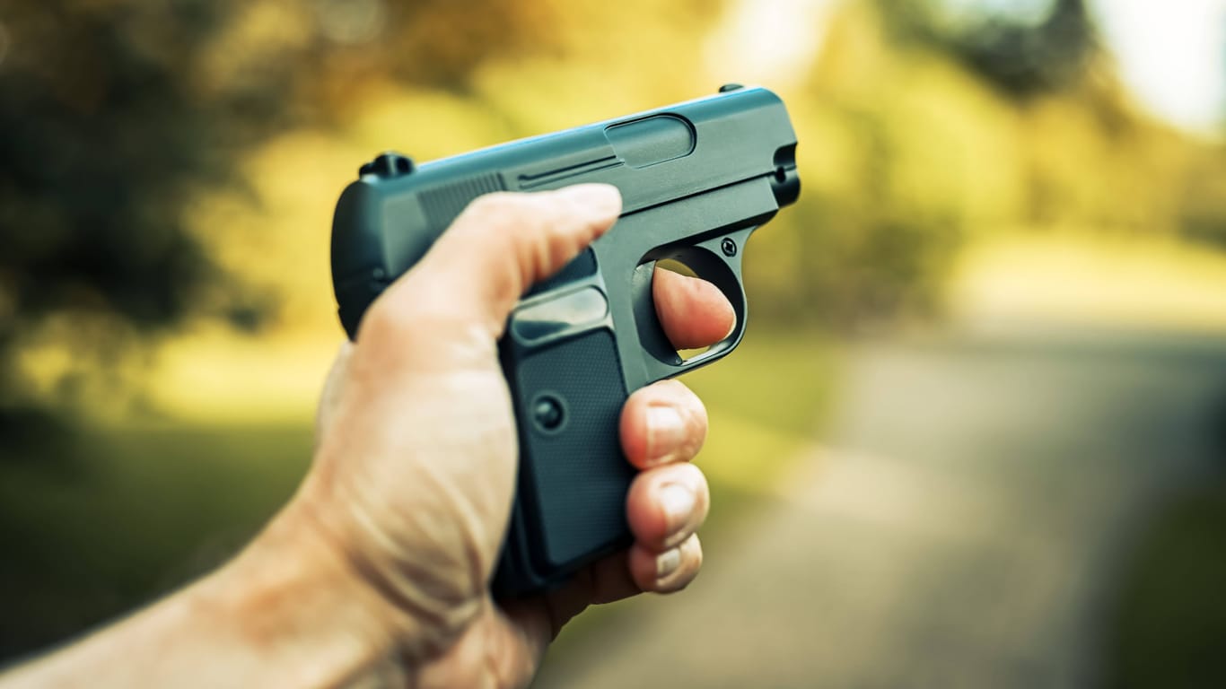 Männerhand mit Waffe (Symbolfoto): In der Wache zückte der Mann eine Pistole.