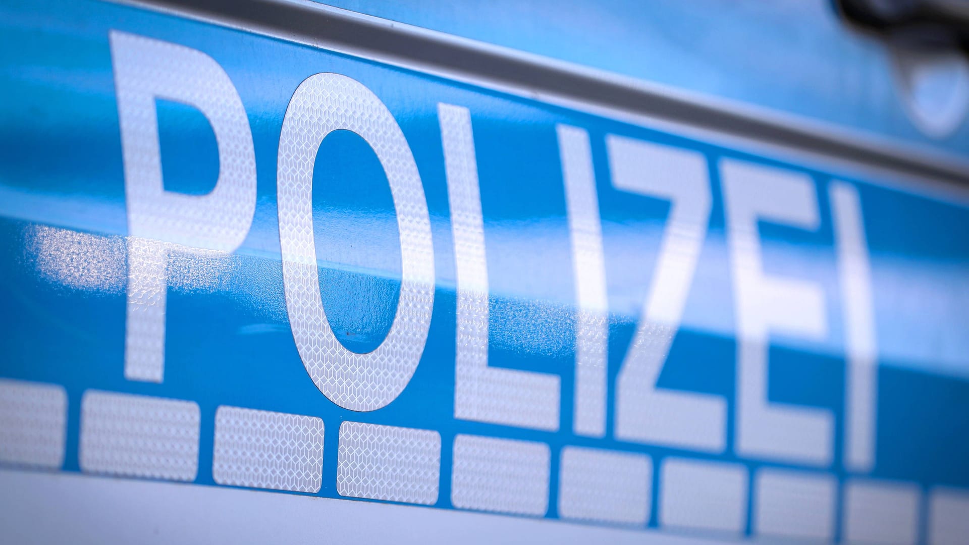 "Polizei" steht auf einem Streifenwagen (Symbolbild): Als die Einsatzkräfte in der Wohnung eintrafen, fanden sie die tote Mutter. "Polizei" steht auf einem Streifenwagen (Symbolbild): Als die Einsatzkräfte in der Wohnung eintrafen, fanden sie die tote Mutter.