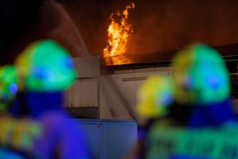 Feuerwehreinsatz in NRW (Symbolfoto): In Oberhausen musste ein Brand gelöscht werden.