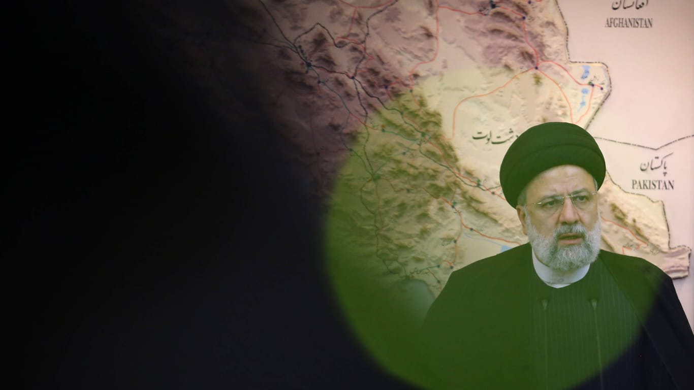 Irans Präsident Ibrahim Raisi spricht im staatlichen Fernsehen (Archivbild).