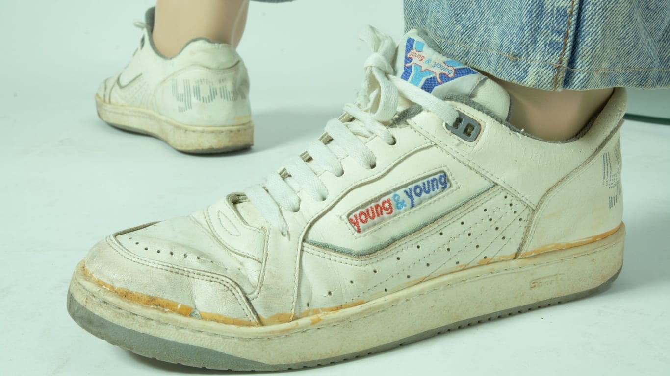 Die Schuhe des Toten der Marke "Young & Young": Auch hierzu erhoffen sich die Ermittler neue Hinweise.