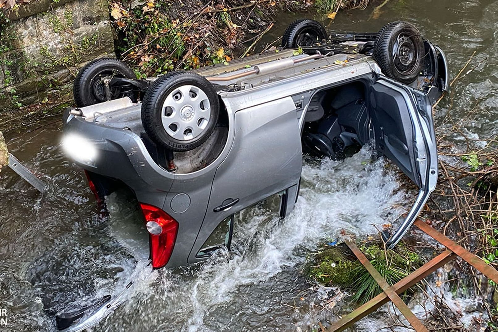 Mit Auto in Fluss gestürzt: Feuerwehr befreit Fahrerin